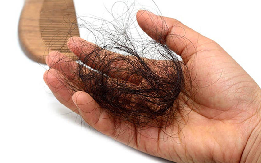 Tóc rụng nhiều hơn khi gội đầu hoặc chải tóc.
