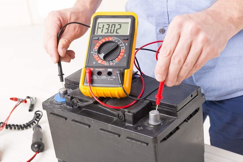 Kiểm tra chất lượng ắc quy bằng đồng hồ đo điện là cách thường dùng